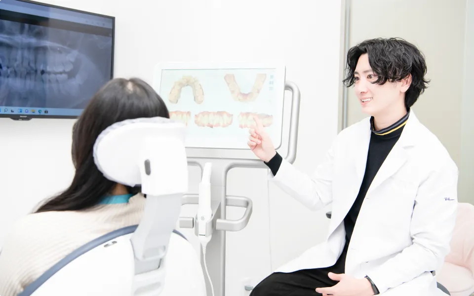 カウンセリングを行う歯科医師と患者様